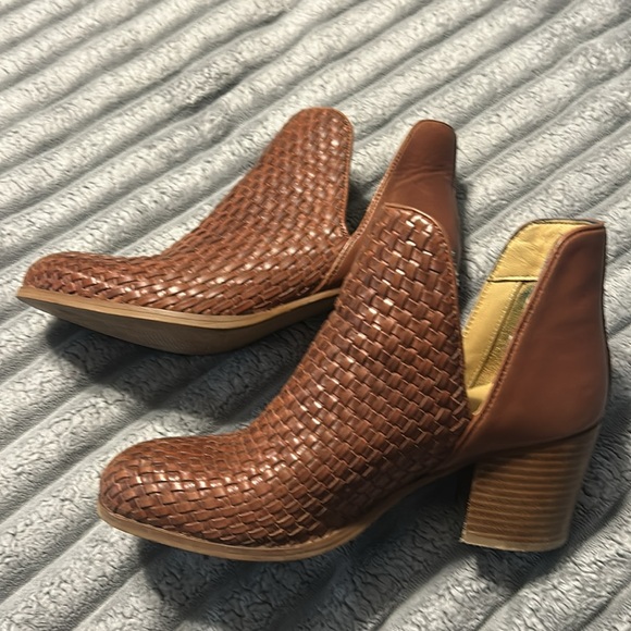 Vintage Foundry Co. Skyler Women's Leather Ankle Boots - Picture 5 of 14